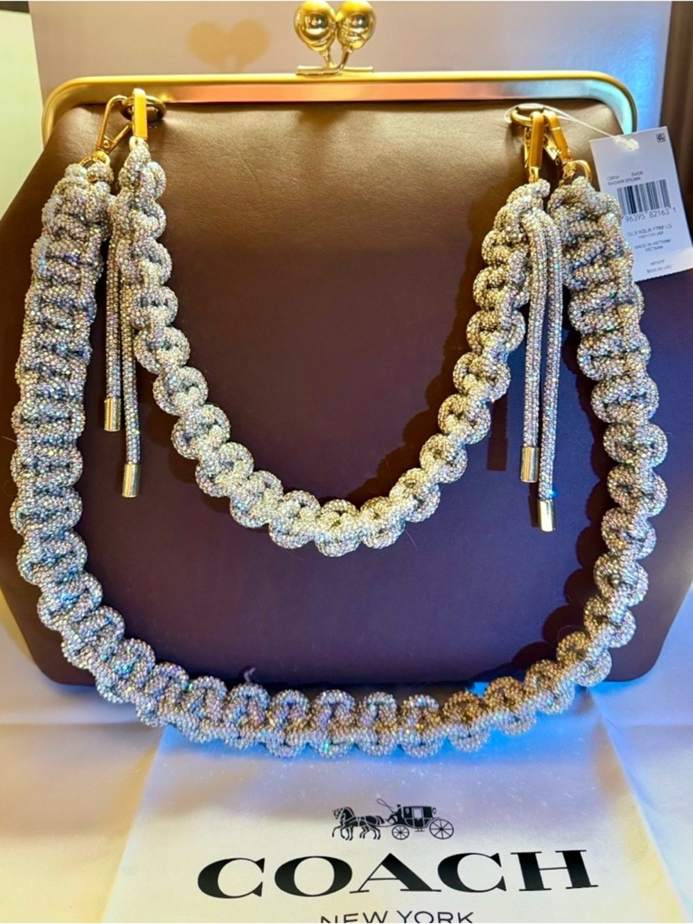 Crystal Straps only (set) handbag not included. 31 inch and 18. Gorgeous straps🤩